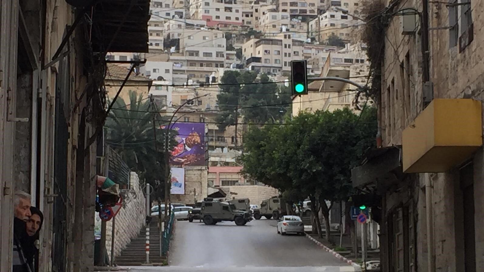 10 إصابات بينها صحفيان واعتقال 4 مواطنين خلال اقتحام الاحتلال نابلس