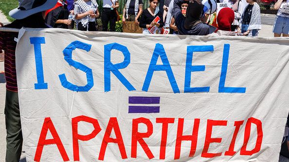 العنصرية التي بددت الأوهــــام