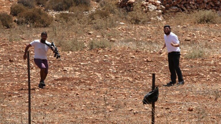 بهدف الاستيلاء عليها: مستوطنون يسيجون أراضٍ في الأغوار الشمالية