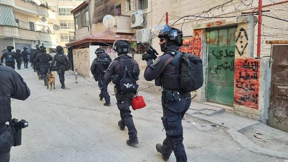 القدس: إصابة حرجة برصاص الاحتلال بالصدر في مخيم شعفاط