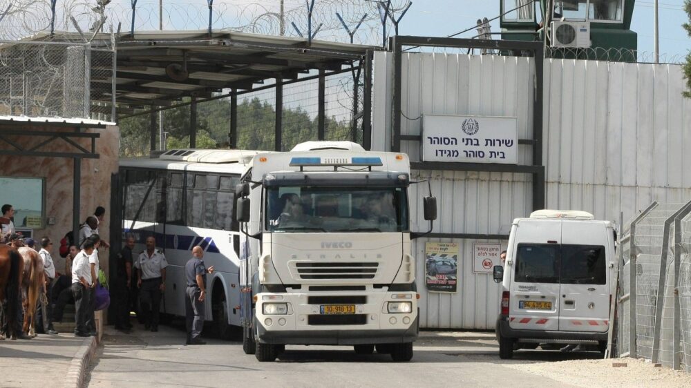 الاحتلال ينقل 40 أسيرًا إلى عزل سجن "نفحة" بعد زيارة بن غفير