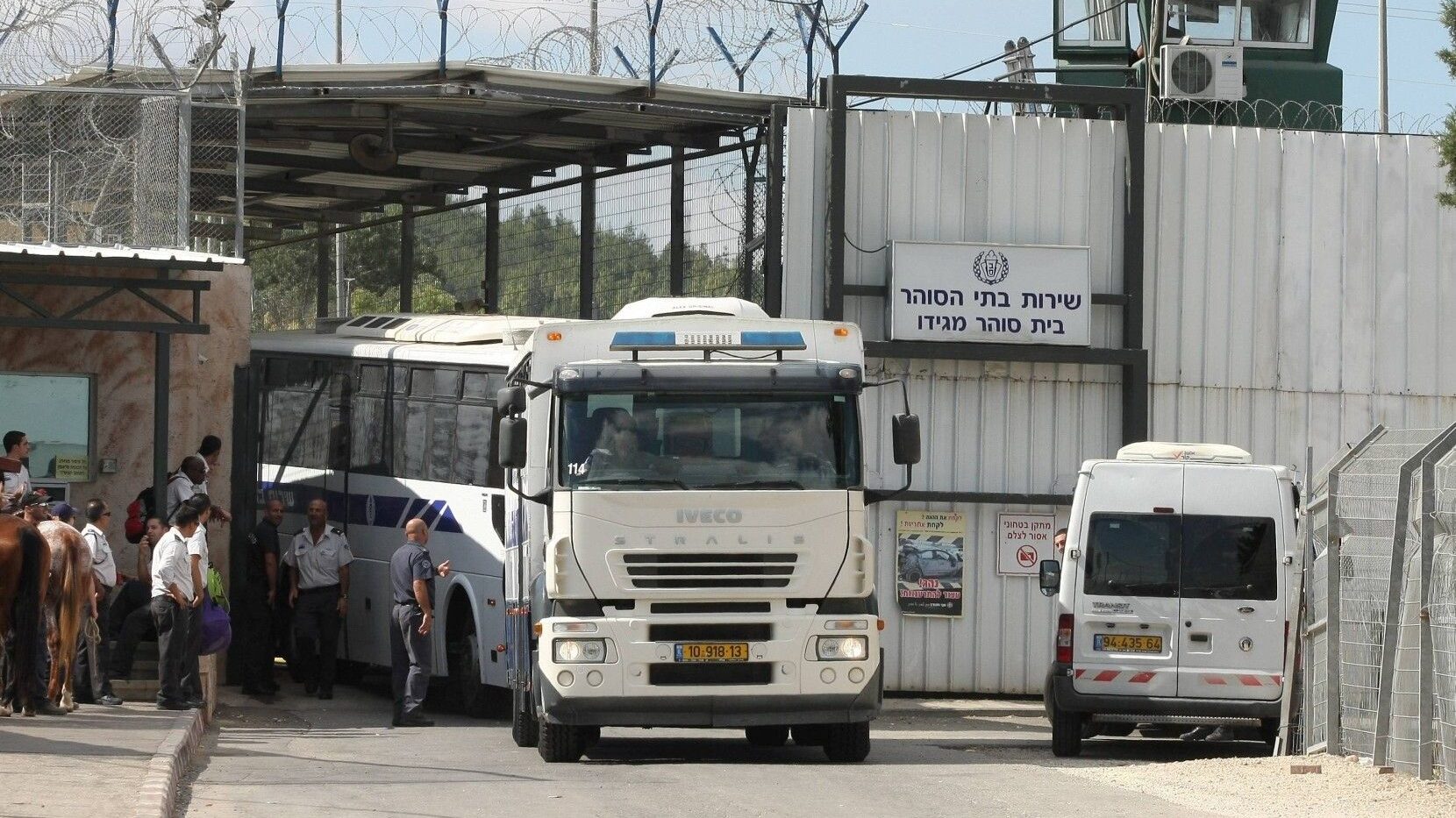 الاحتلال ينقل 40 أسيرًا إلى عزل سجن "نفحة" بعد زيارة بن غفير