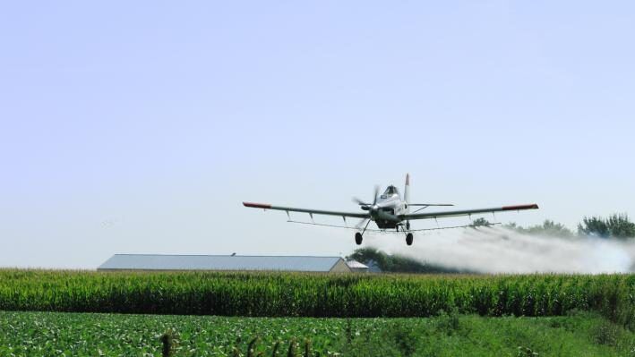 الاحتلال يرش مبيدات سامة على الأراضي الزراعية شرق غزة