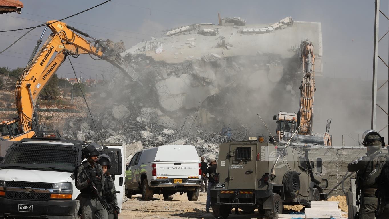 الاحتلال يهدم منزلين شرق الخليل