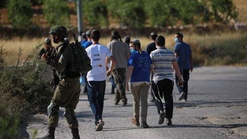 مستوطنون يسرقون مواد تموينية في حوارة جنوب نابلس