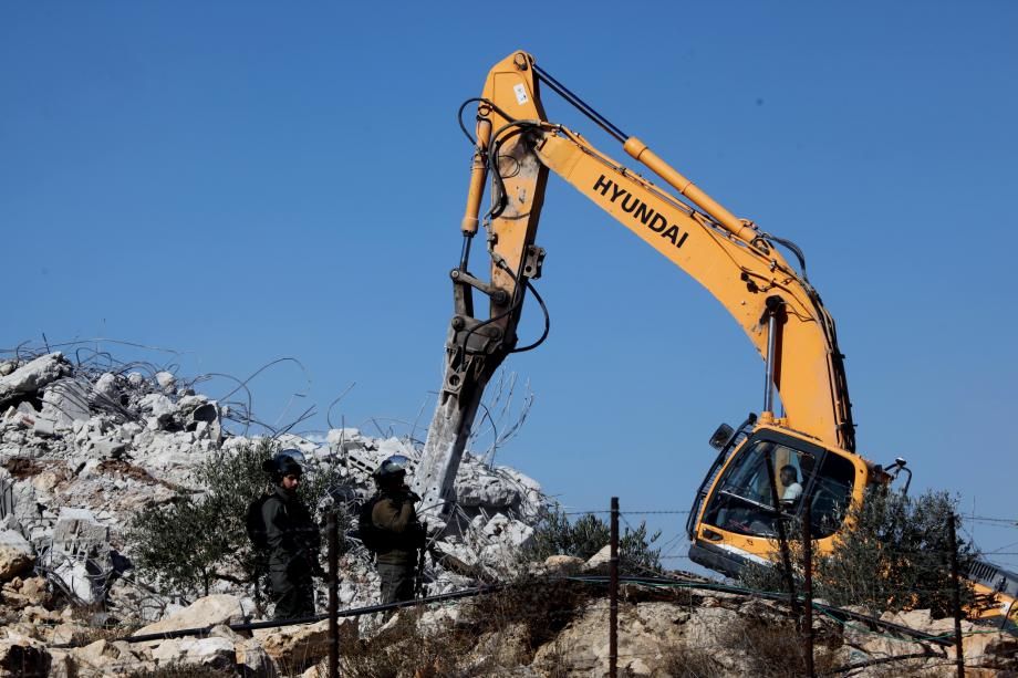 الاحتلال يخطر بهدم منزل في مسافر يطا جنوب الخليل