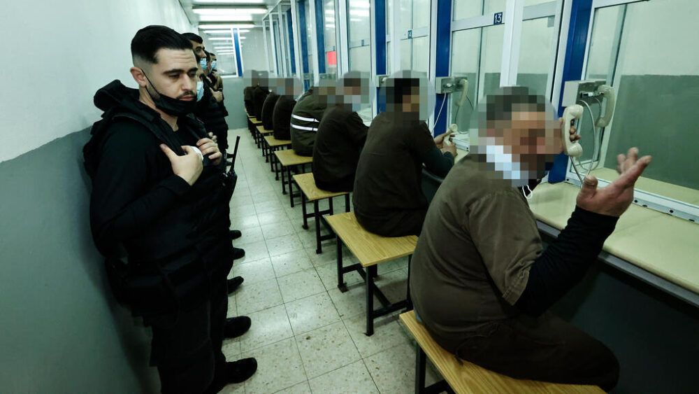 بعد توقف استمر شهرين.. استئناف برنامج زيارات أهالي أسرى غزة