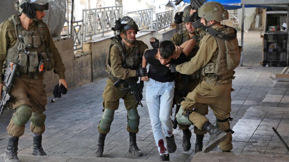 "الأسرى": تنكيل وإهانة متواصلة بحق المعتقلين الفتية خلال اعتقالهم واستجوابهم