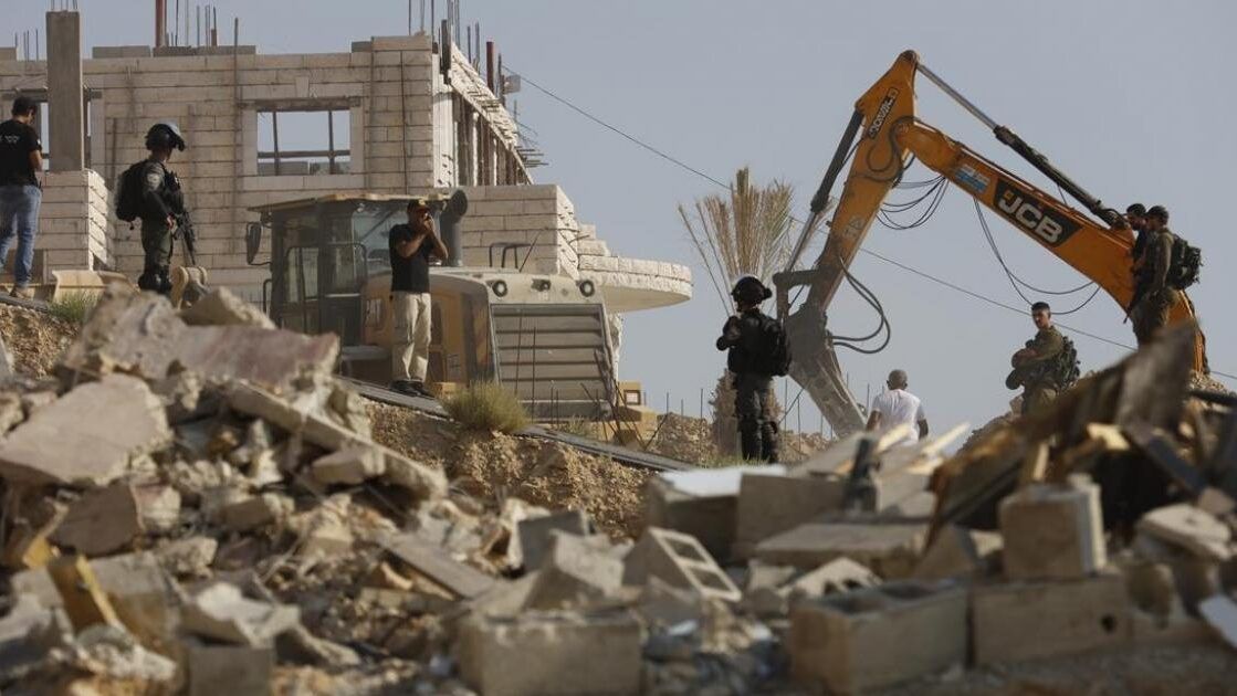 سلطات الاحتلال تهدم 3 منازل بتل عراد في النقب