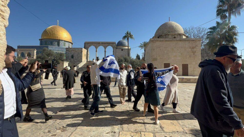 مستوطنون يرفعون علم الاحتلال داخل الأقصى