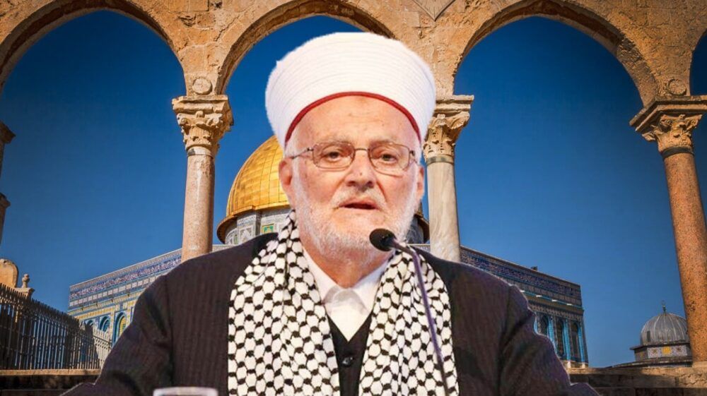 الاحتلال يسلم الشيخ عكرمة صبري استدعاء للتحقيق