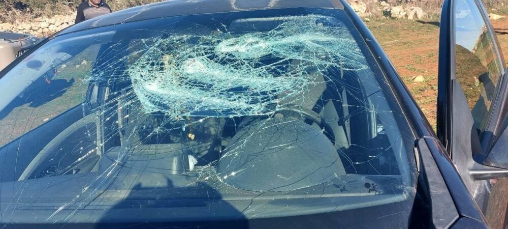 إصابة 6 فلسطينيين وتحطيم 15 مركبة خلال اعتداءات قوات الاحتلال والمستوطنين في قرية جوريش شرق نابلس، ظهر اليوم.