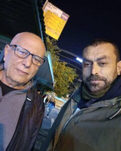 *الصورة الأولى* للأسير كريم يونس مع عابر السبيل الذي تعرف عليه فور الإفراج عنه بشكل مفاجىء