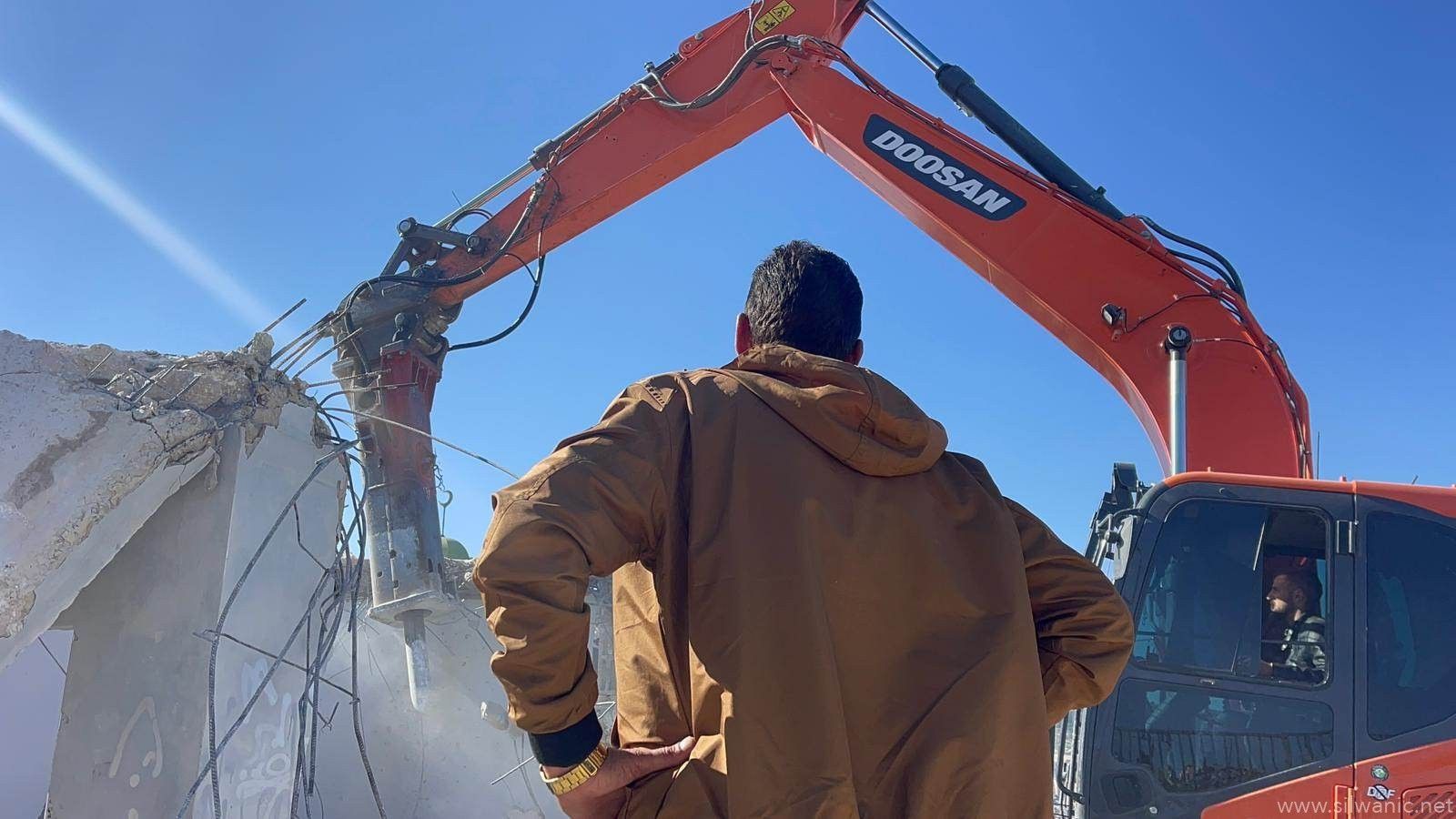 - عائلة القنبر تجبر على هدم منزلها