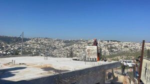 - عائلة القنبر تجبر على هدم منزلها