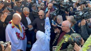 ماهر يونس يعانق الحرية