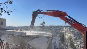 - عائلة القنبر تجبر على هدم منزلها