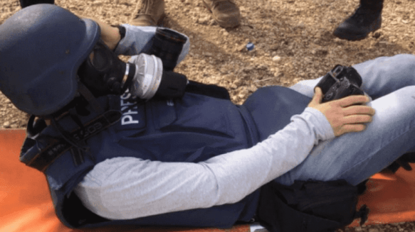 إصابة الصحفي ايمن النوباني برصاص الاحتلال في دوما