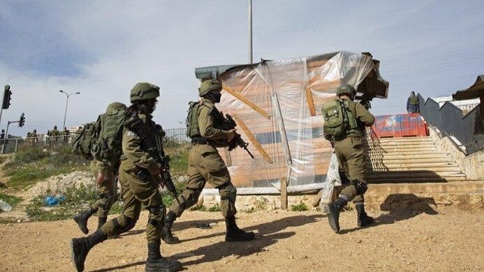 اصابات واشتباك مسلح ومحاصرة منزل خلال اقتحام الاحتلال مخيم عقبة جبر