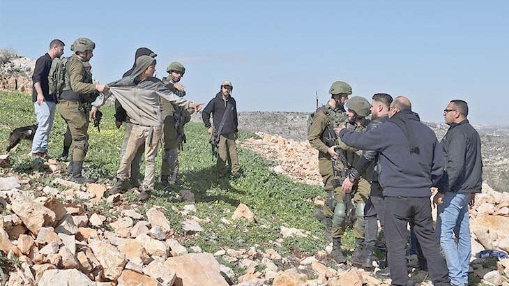 مستوطنون يسيجون أراضي في يانون جنوب نابلس