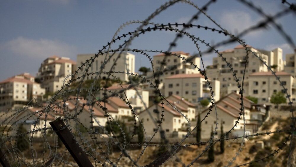 لوكسمبورغ والدنمارك ترفضان قرار إسرائيل "شرعنة" بؤر استيطانية