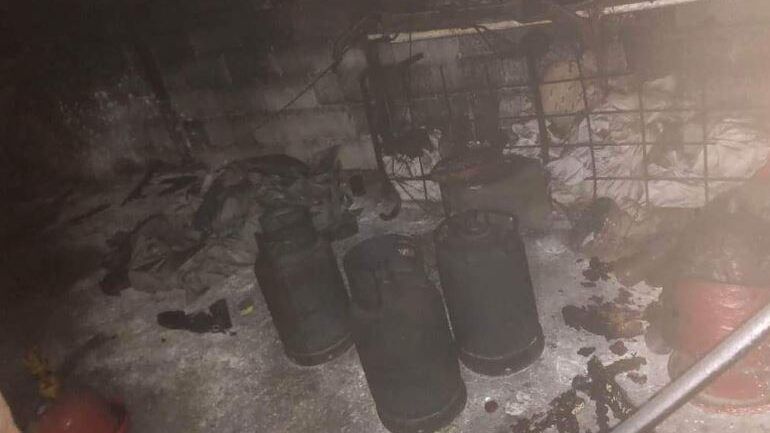 أقدم مستوطنون، الليلة الماضية، على إحراق مزرعة دواجن في محافظة سلفيت بالضفة الغربية. وبحسب مصادر محليةـ، فإن مجموعة من المستوطنين تسللوا إلى منطقة الشلال، وأقدموا على إحراق المزرعة بشكل شبه كامل، ما أدى لنفوق ما بداخلها من دواجن وتكبيد أصحابها خسائر مادية فادحة.