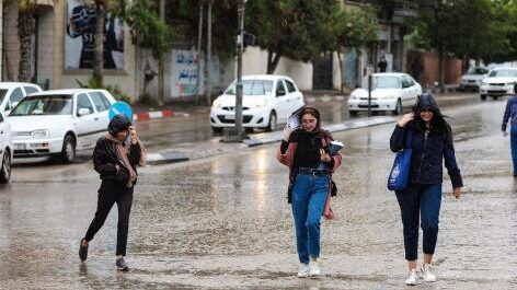 تتأثر البلاد خلال الساعات 24 القادمة بمنخفض جوي ماطر وبارد يحمل معه تجدد الأجواء الشتوية الباردة والماطرة إلى معظم الارجاء والحمد لله رب العالمين.