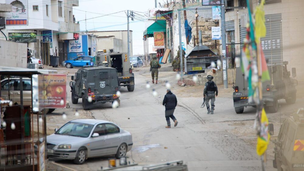 الاحتلال يجبر أصحاب المحال التجارية في العوجا على اغلاقها لليوم الرابع