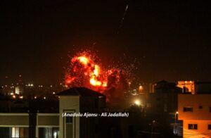 لحظة قصف طائرات الاحتلال الحربية لعدد من المواقع في قطاع غزة، فجر اليوم".