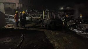 آثار إحراق المستوطنين لمركبات الفلسطينيين في بلدة حوارة.