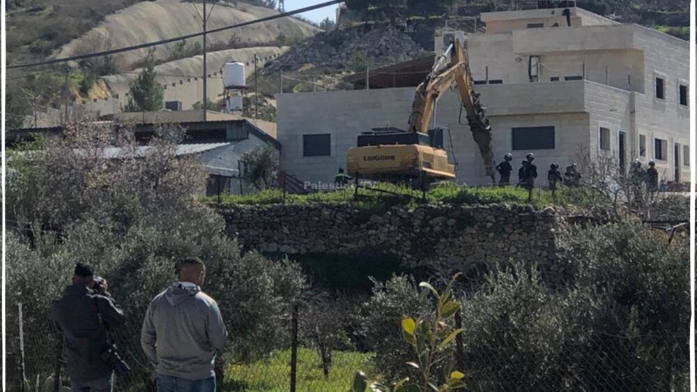 الاحتلال يهدم ثلاثة منازل ويجرف طريقا ويدمر بركسين في الولجة