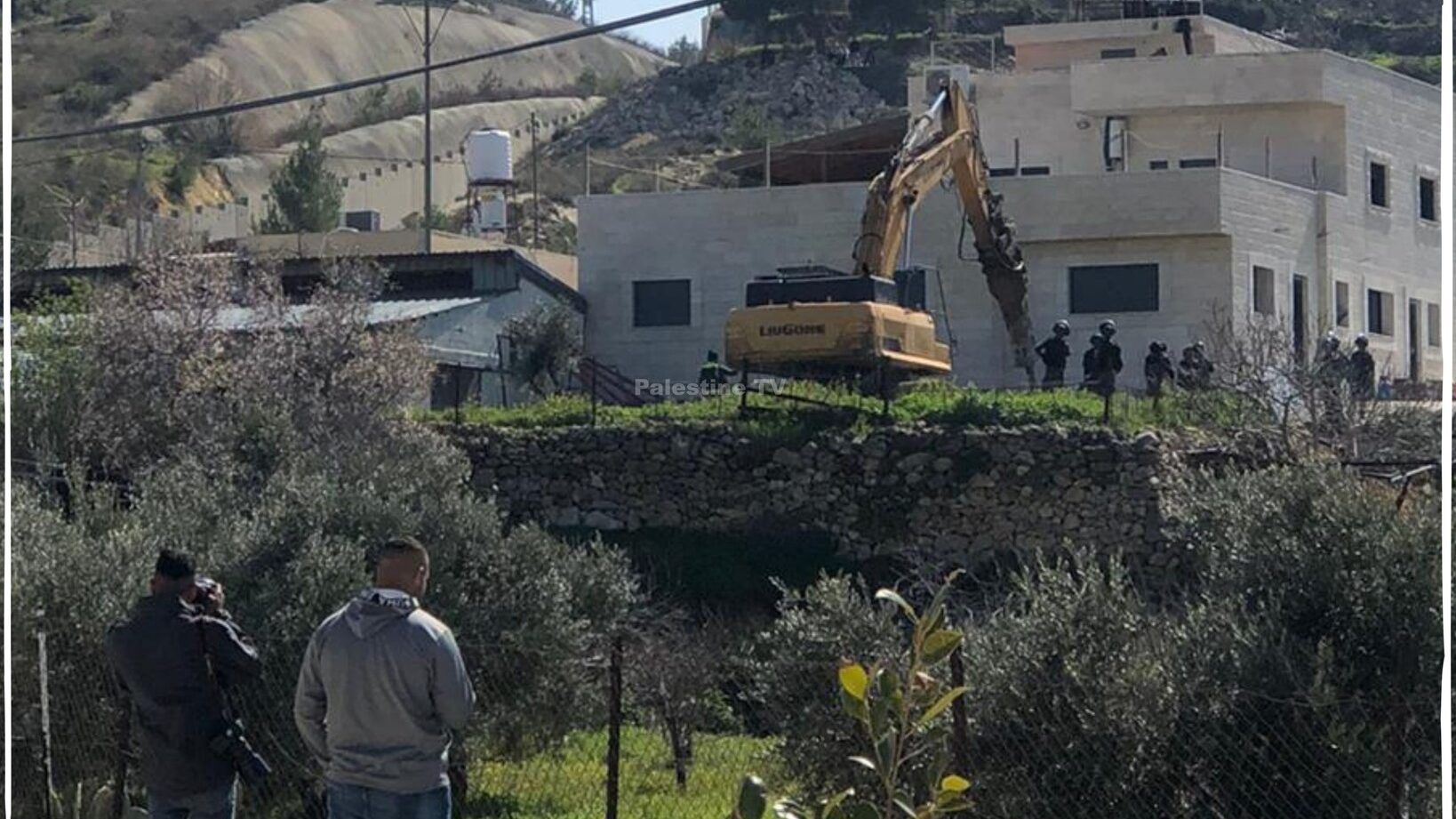 الاحتلال يهدم ثلاثة منازل ويجرف طريقا ويدمر بركسين في الولجة