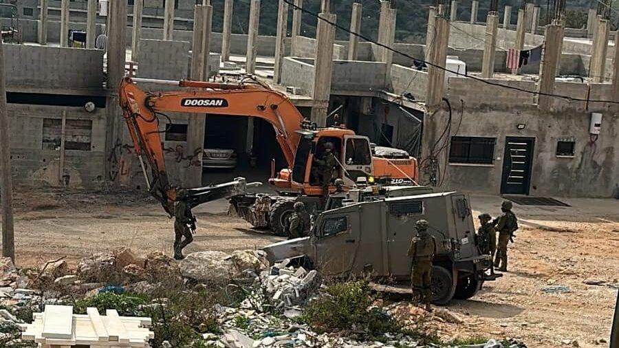 الاحتلال يستولي على جرافة في قراوة بني حسان