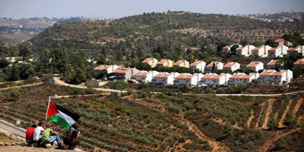 تمكنت الولايات المتحدة بنفوذها تحقيق غرضين من اجتماع العقبة يوم 26 شباط فبراير 2023، الأول وضع صيغة من التفاهم والتلاقي بين حكومة المستعمرة والسلطة الفلسطينية. والثاني كسر القطيعة بين الطرفين على المستوى السياسي، حيث وقعت القطيعة بينهما في عهد حكومتي نتنياهو ونفتالي بينيت، منذ أخر جهد للولايات المتحدة في عهد إدارة الرئيس أوباما الديمقراطية السابقة، حين كان جون كيري وزيراً للخارجية، حيث أخر لقاء تم بعهده في شهر نيسان 2014، بين الفلسطينيين والإسرائيليين، وبعدها قُطعت العلاقة نهائياً بعهد الرئيس الجمهوري ترامب. لقاء العقبة تعسفاً تمت تسميته بالقمة، وكأنه امتداد للقاء الوزاري الذي وقع العام الماضي في مستعمرة سديه بوكير في النقب، بحضور 4 من وزراء الخارجية العرب والأميركي بلينكن، وقاطعه الأردن، ولم يتجاوب مع الدعوة، بل إن جلالة الملك عبدالله سافر إلى رام الله في نفس يوم انعقاد اجتماع النقب الوزاري يوم 27 آذار 2022، تأكيداً على موقع الأردن من فلسطين وانحيازه لها، ورفضه المشاركة في اجتماع النقب. لقاء العقبة على أهميته، كان لقاء أمنياً من مدراء الأجهزة الأمنية لدى الأطراف المشاركة، ولم تكن الاولوية للقيادات السياسية. وثمة تضليل مقصود ورد في البيان الختامي قوله "وقف الإجراءات أحادية الجانب لمدة 3-6 أشهر، ويشمل ذلك التزاماً إسرائيلياً بوقف مناقشة إقامة أي وحدات استيطانية جديدة لمدة 4 أشهر، (لاحظ كلمة مناقشة وليس كلمة وقف)، ووقف إقرار بؤر استيطانية جديدة لمدة 6 أشهر". السؤال ماذا بشأن قرار حكومة المستعمرة الاسبوع الماضي بترخيص 9 بؤر استيطانية وبناء أكثر من سبعة الآف وحدة سكنية، الذين يحتاجون لأكثر من ستة أشهر حتى يتم استكمالها وبناؤها. واضح من صيغة الاتفاق والبيان الصادر أن الاتفاق أو التفاهم لا يشمل المشاريع والخطط والبرامج الاستيطانية قبل تاريخ عقد الاجتماع، ومع ذلك عبّر وزيران لدى حكومة المستعمرة رفضهما لنتائج اجتماع العقبة وهما: بن غفير وزير الأمن القومي، وسموترتش وزير المالية نائب وزير الجيش. لدى الإسرائيليين طرفان أولهما من الأجهزة الرسمية الجيش والمخابرات، وثانيهما من المستوطنين الذين كشروا عن انيابهم وبدأوا عمليات تطهير لـ" يهودا والسامرة" من أهلها وأصحابها الأصليين أبناء الشعب الفلسطيني. ولدى الفلسطينيين أيضاً طرفان: أولهما الأجهزة الرسمية، وثانيهما مبادرات المقاومين الشبابية، فهل يملك جيش الاحتلال القدرة على لجم المستوطنين ومنعهم من ممارسة القتل والحرق والتدمير والاستيلاء على الممتلكات الفلسطينية، لندقق بما حصل يوم انعقاد اجتماع أول أمس الأحد 26 شباط: 100 جريح فلسطيني من قرى نابلس، حرق 30 بيتا و25 سيارة في بلدة حوارة، حرق مدرسة في بورين، واستشهاد فلسطيني من قرية زعترة، هذا تم على يد المستوطنين الاستعماريين، وماذا بشأن الفلسطينيين، تم عملية قتل اثنين من المستوطنين على يد مقاوم فلسطيني، فهل تستطيع السلطة الفلسطينية كبح جماح المناضلين ومبادراتهم الكفاحية الفردية، ومنعهم من ممارسة أي عمل مقاوم ضد الاحتلال وضد المستوطنين؟. لقد ناقش اجتماع العقبة الإجراءات، ولم يتطرق لأصل المشكلة وسبب الصدامات وهو عنوان واحد لا ثاني له وهو الاحتلال، فهل سينتهي الاحتلال ولو بشكل تدريجي؟، وهل سيتوقف الاستيطان نهائياً؟، هل يتوقف الاستيلاء على البيوت وهدمها؟، هل حقاً تلتزم حكومة المستعمرة بجميع الاتفاقات السابقة؟؟. اجتماع العقبة ناقش التهدئة الأمنية من قبل الطرفين الرسميين حكومة المستعمرة والسلطة الفلسطينية، والعمل على تحسين ظروف الفلسطينيين المعيشية وزيادة دعم السلطة مالياً، فهل هذا هو المطلوب؟؟.