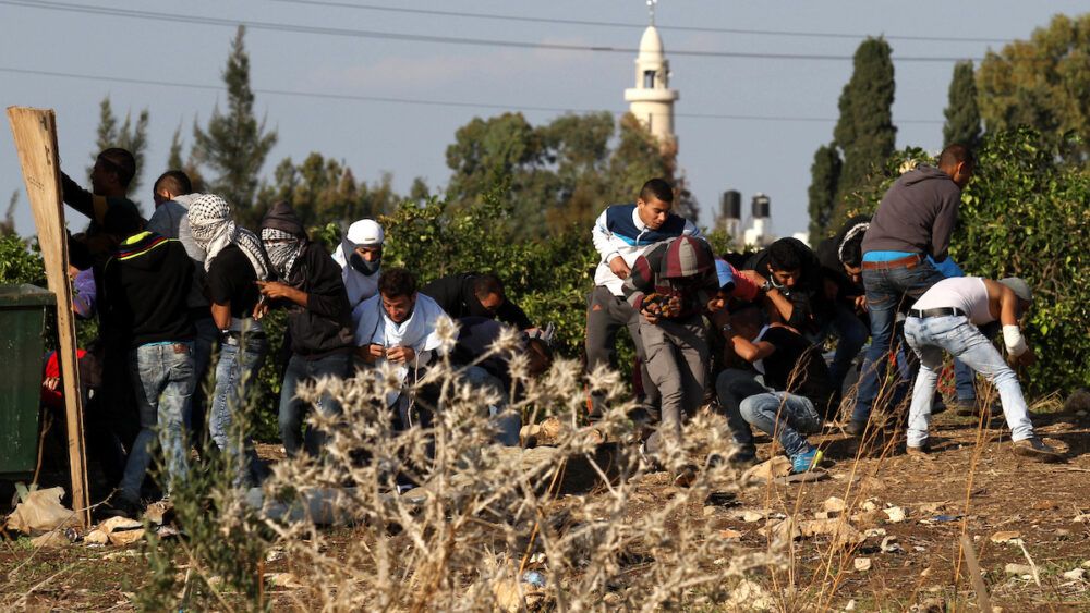 مواجهات في النبي صالح ومستوطنون يطلقون الرصاص الحي صوب منازل المواطنين