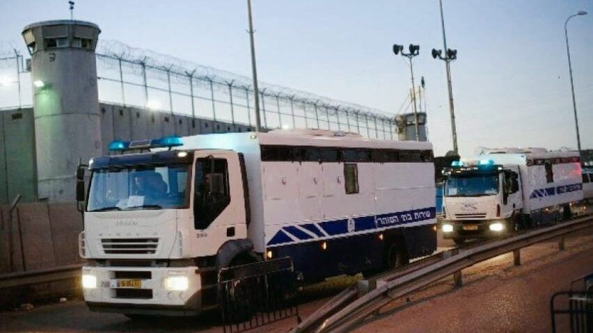 إدارة السجون تنقل 100 أسير من"ايشل" إلى "نفحة"