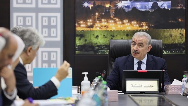 اشتية: ندعو لتفعيل لجان الحماية الشعبية لمواجهة المستوطنين