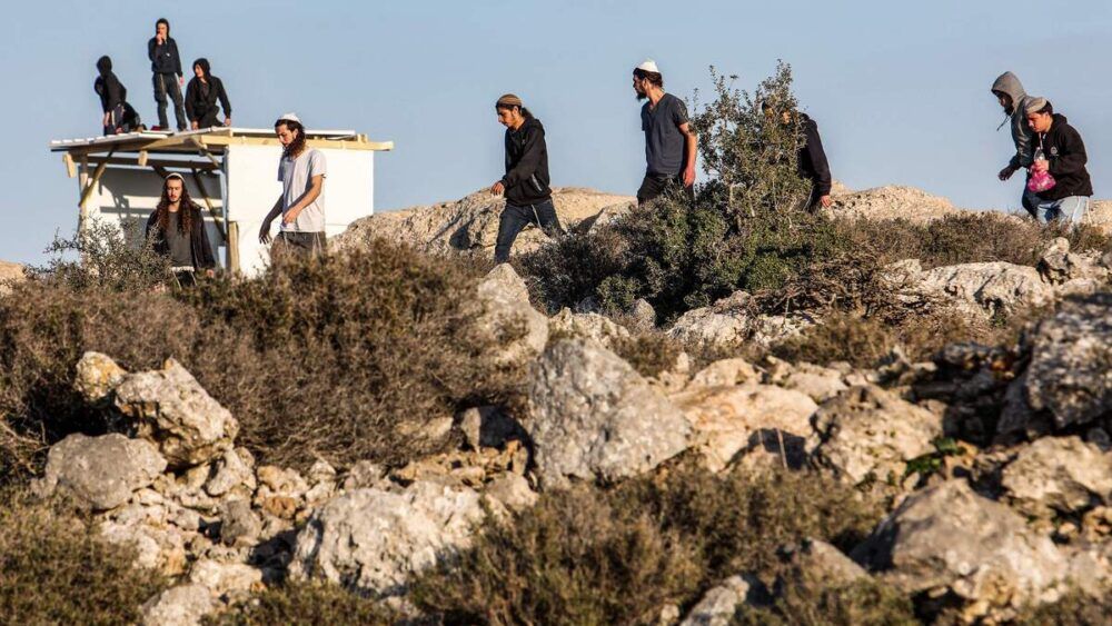 مستوطنون يحرثون أرضا زراعية وقفية في العوجا