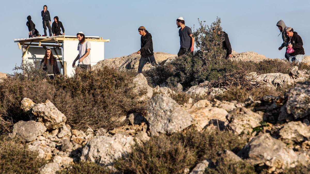 مستوطنون يحرثون أرضا زراعية وقفية في العوجا