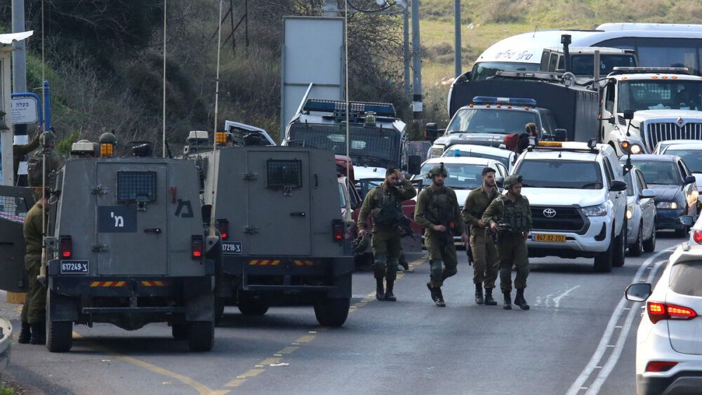 الاحتلال يغلق طرقاً فرعية في حوارة جنوب نابلس
