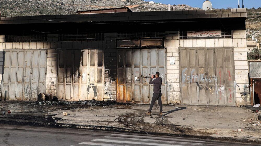 الاحتلال يمنع المواطنين في حوارة فتح محالهم التجارية