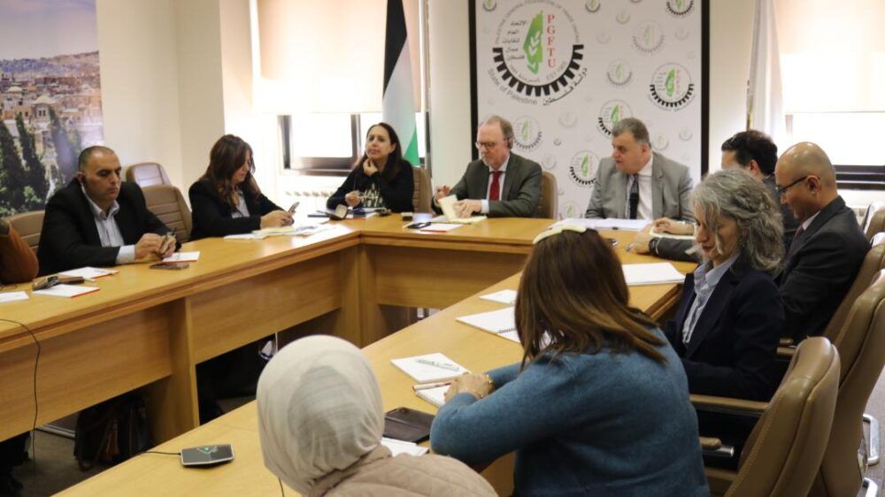 لجنة تقصي حقائق منظمة العمل الدولية تتسلم ورقة الحقائق المتعلقة بانتهاكات العمال الفلسطينيين