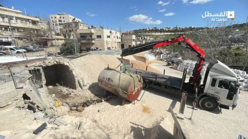 الاحتلال يهدم معمل طوب في حي واد الجوز ويستولي على معداته