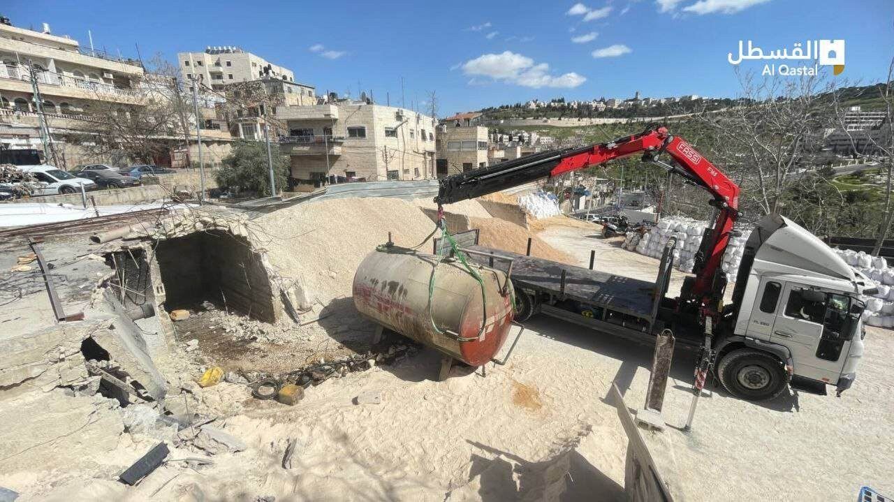 الاحتلال يهدم معمل طوب في حي واد الجوز ويستولي على معداته
