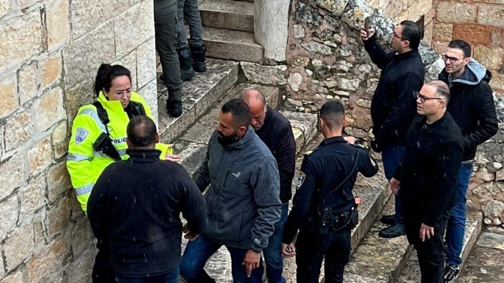 مستوطنان يحاولان الاعتداء على كنيسة الجثمانية في القدس