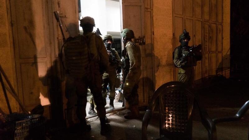 الاحتلال يعتقل 3 مواطنين ويأخذ قياسات منزل تمهيدا لهدمه في نابلس