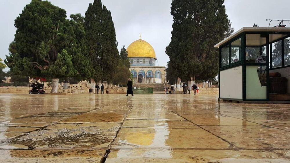 العشرات من المستوطنين يقتحمون الأقصى