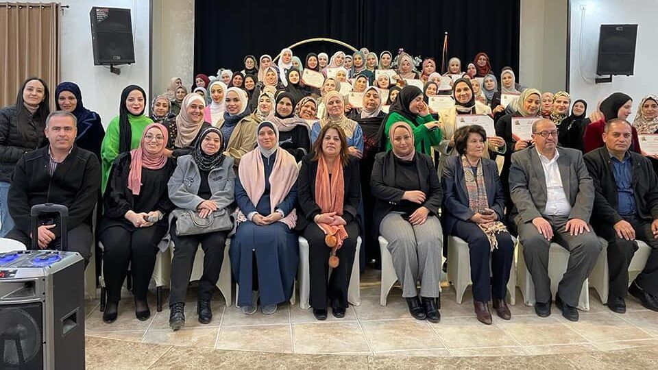 جمعية مدرسة الامهات تكرم ١٢٠ خريجه تم تشغيلهن في مشروع أملي في تعليمي