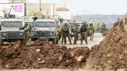 الاحتلال يغلق طريقا زراعية شرق عاطوف