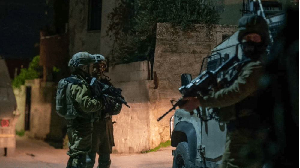 جيش الاحتلال يعتقل مواطنين من نابلس